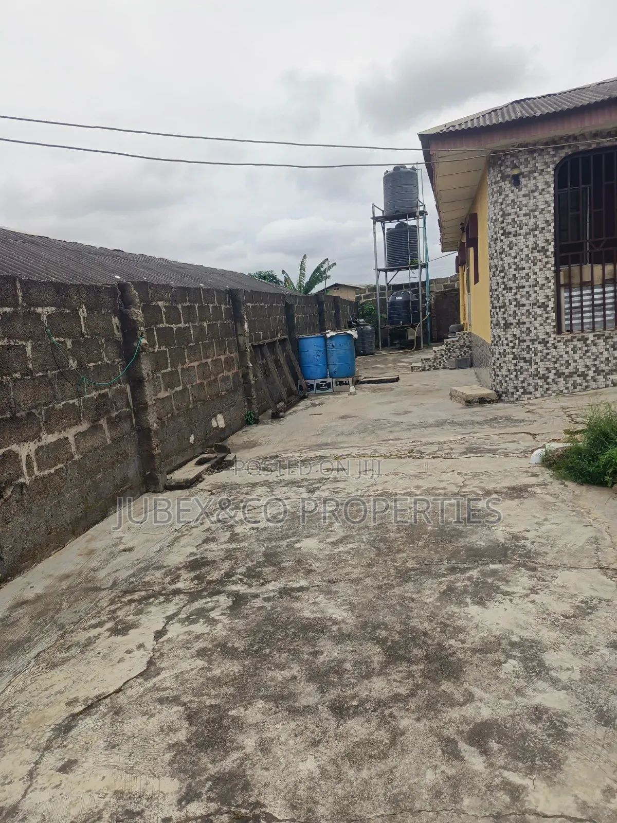 3bdrm Block of Flats in Ewegbemi Bus Stop, Meiran for sale in Meiran
