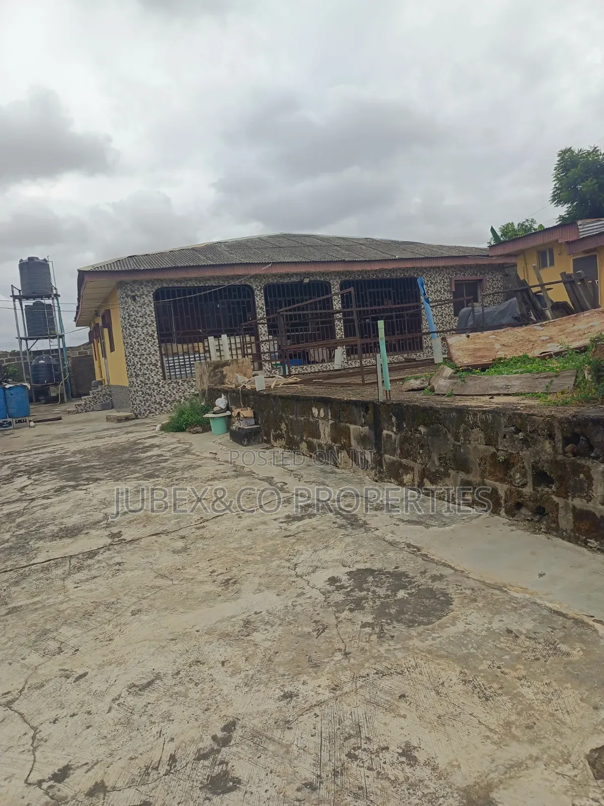 3bdrm Block of Flats in Ewegbemi Bus Stop, Meiran for sale in Meiran