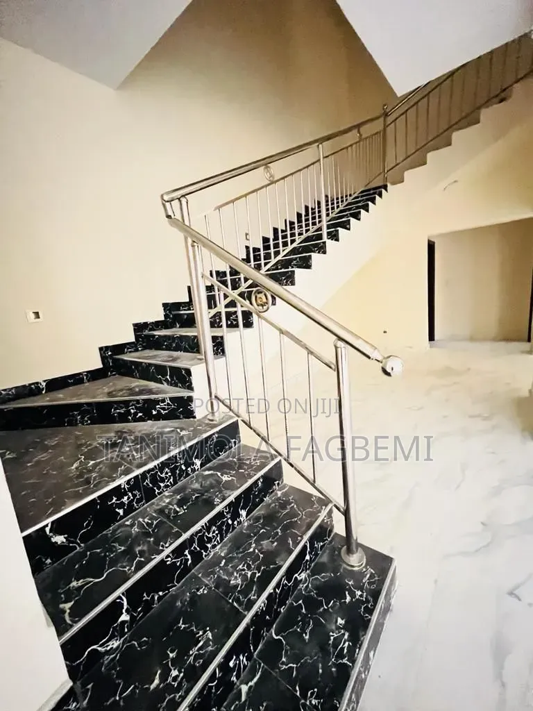 6bdrm Duplex in Northern Forshore, Chevron for sale in Chevron