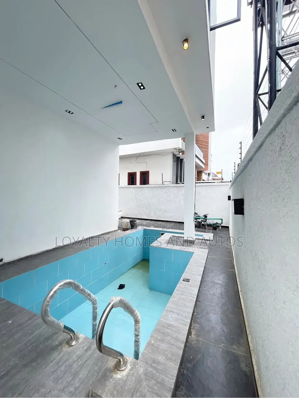 5bdrm Duplex in Ikota for sale in Ikota