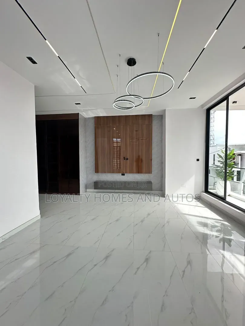 5bdrm Duplex in Ikota for sale in Ikota