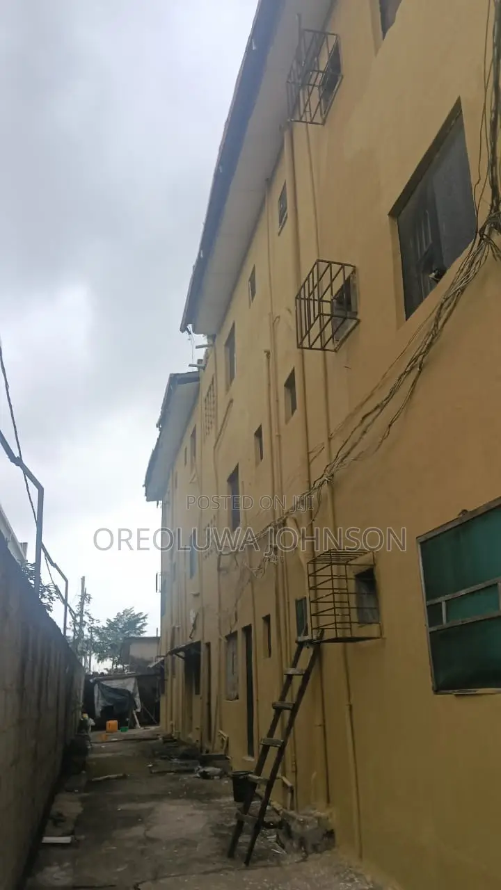 3bdrm Block of Flats in Ejigbo / Ejigbo for sale in Ejigbo / Ejigbo