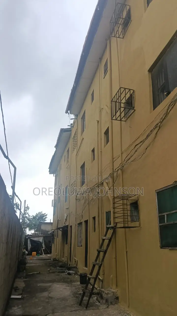 3bdrm Block of Flats in Ejigbo / Ejigbo for sale in Ejigbo / Ejigbo