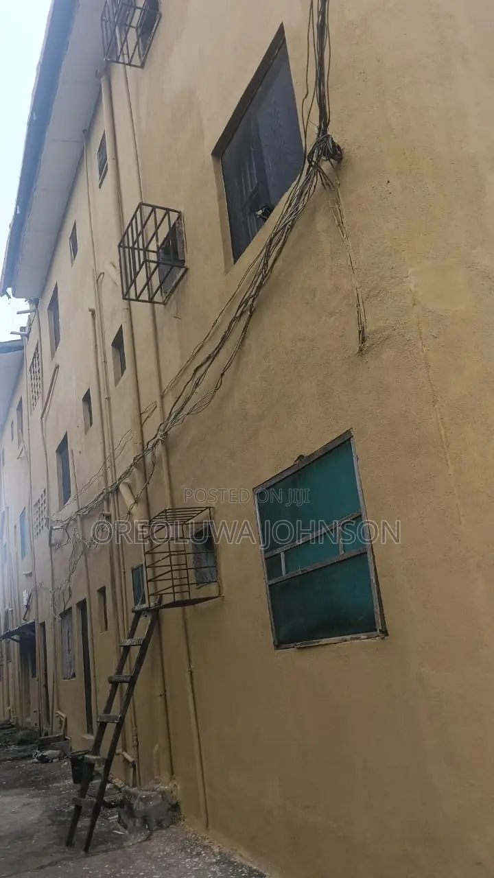 3bdrm Block of Flats in Ejigbo / Ejigbo for sale in Ejigbo / Ejigbo
