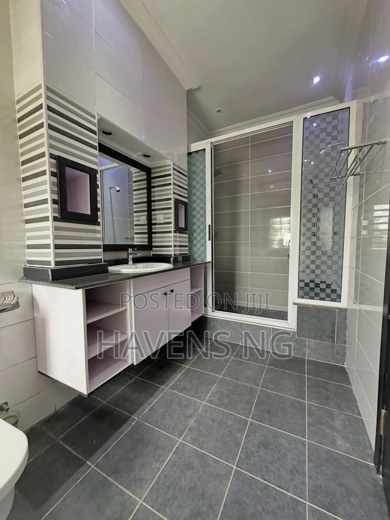 5bdrm Duplex in Apo Resettlement for sale in Apo Resettlement