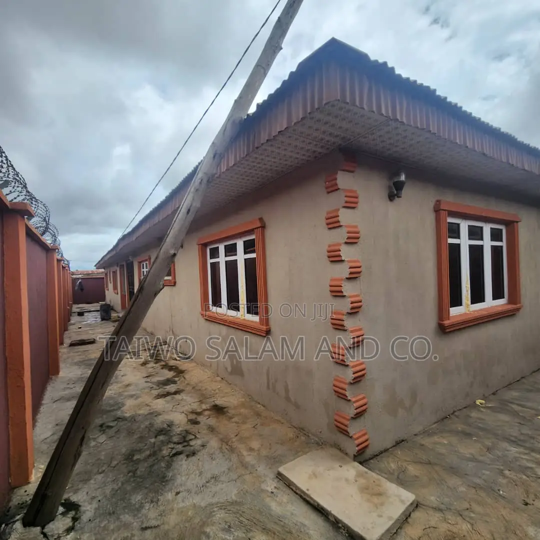 3bdrm Block of Flats in Oluyole Estate for sale in Oluyole Estate