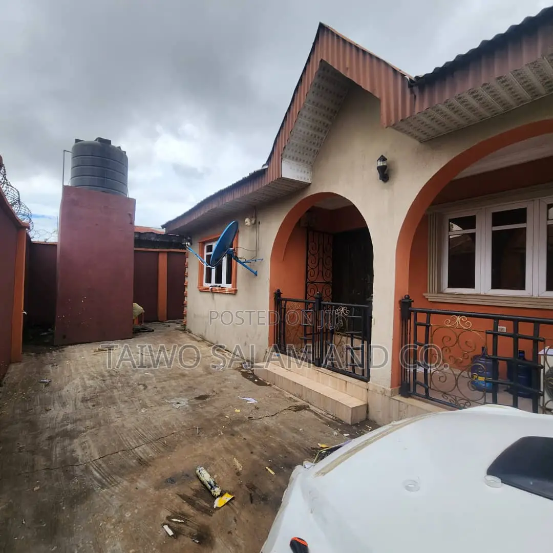 3bdrm Block of Flats in Oluyole Estate for sale in Oluyole Estate