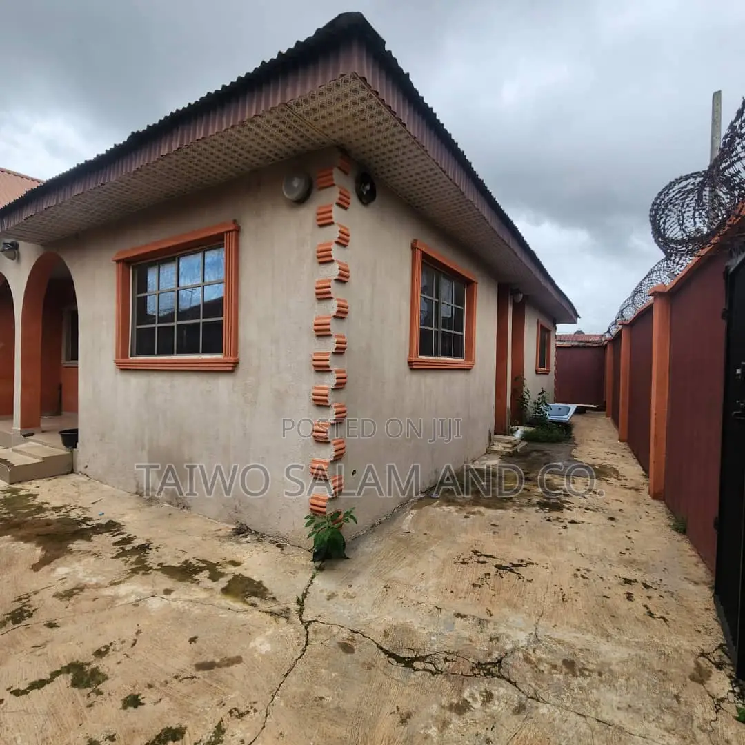 3bdrm Block of Flats in Oluyole Estate for sale in Oluyole Estate
