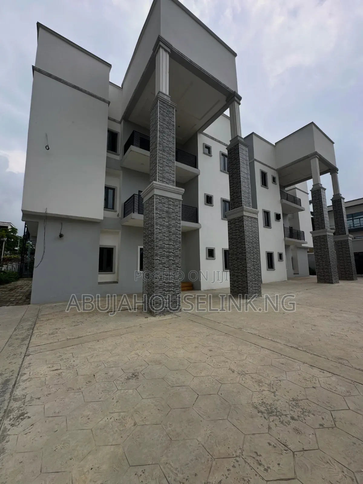 3bdrm Apartment in Main Abujaguzape for sale in Guzape District