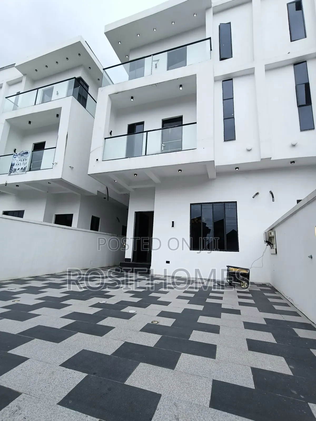 5bdrm Duplex in Western Estate, Lekki Phase 1 for sale in Lekki Phase 1