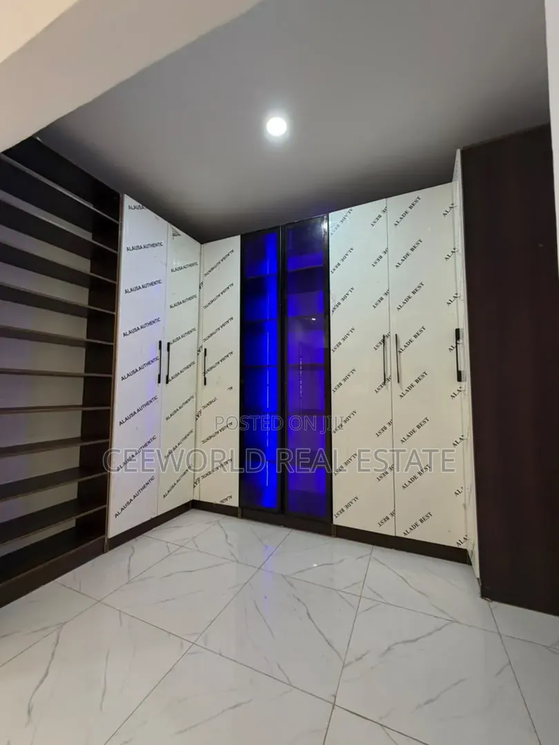 5bdrm Duplex in Oke'Badan Estate for sale in Akobo