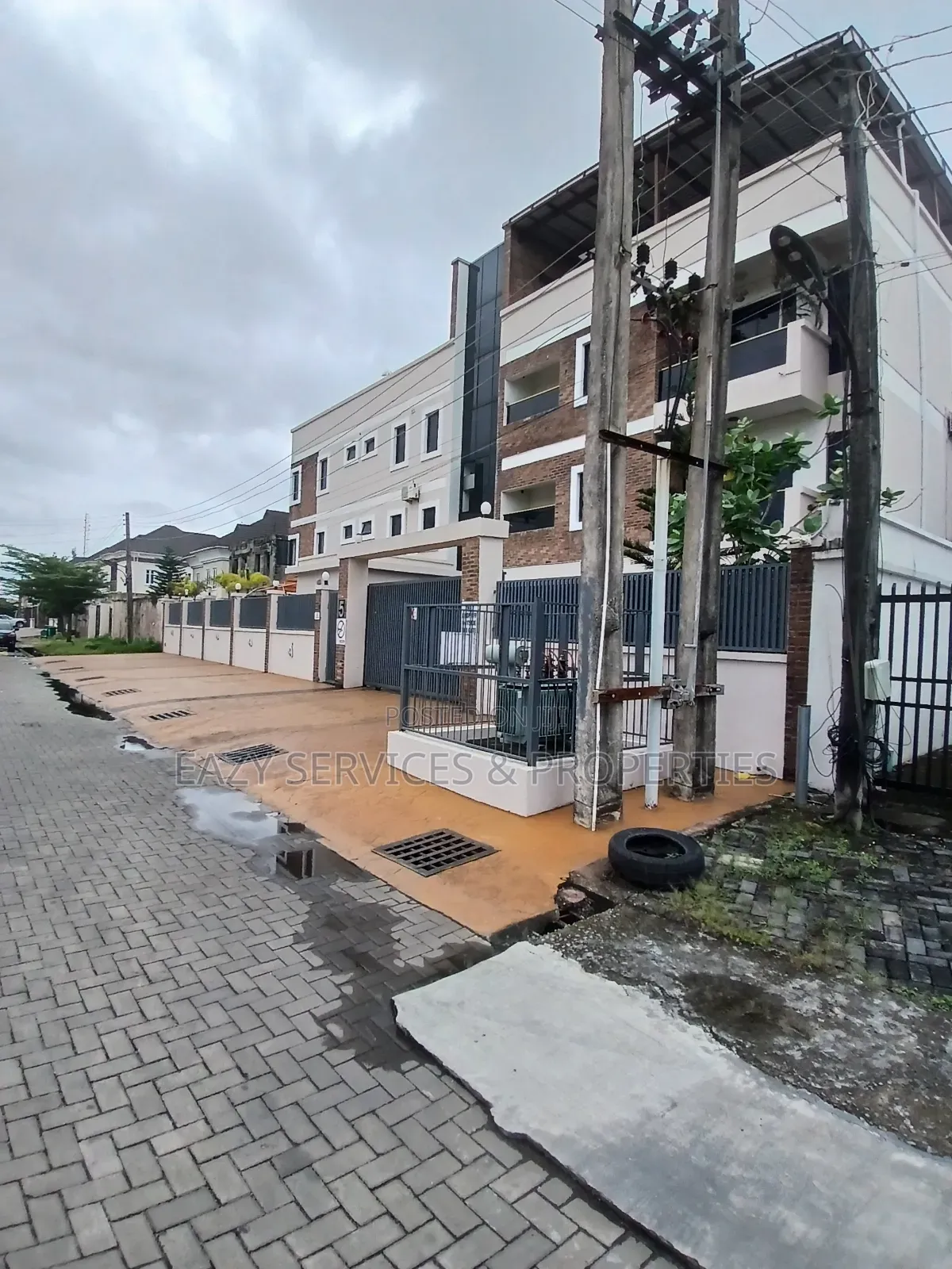 Furnished 2bdrm Block of Flats in Gated And Secured, Lekki Phase 1 in Lekki Phase 1