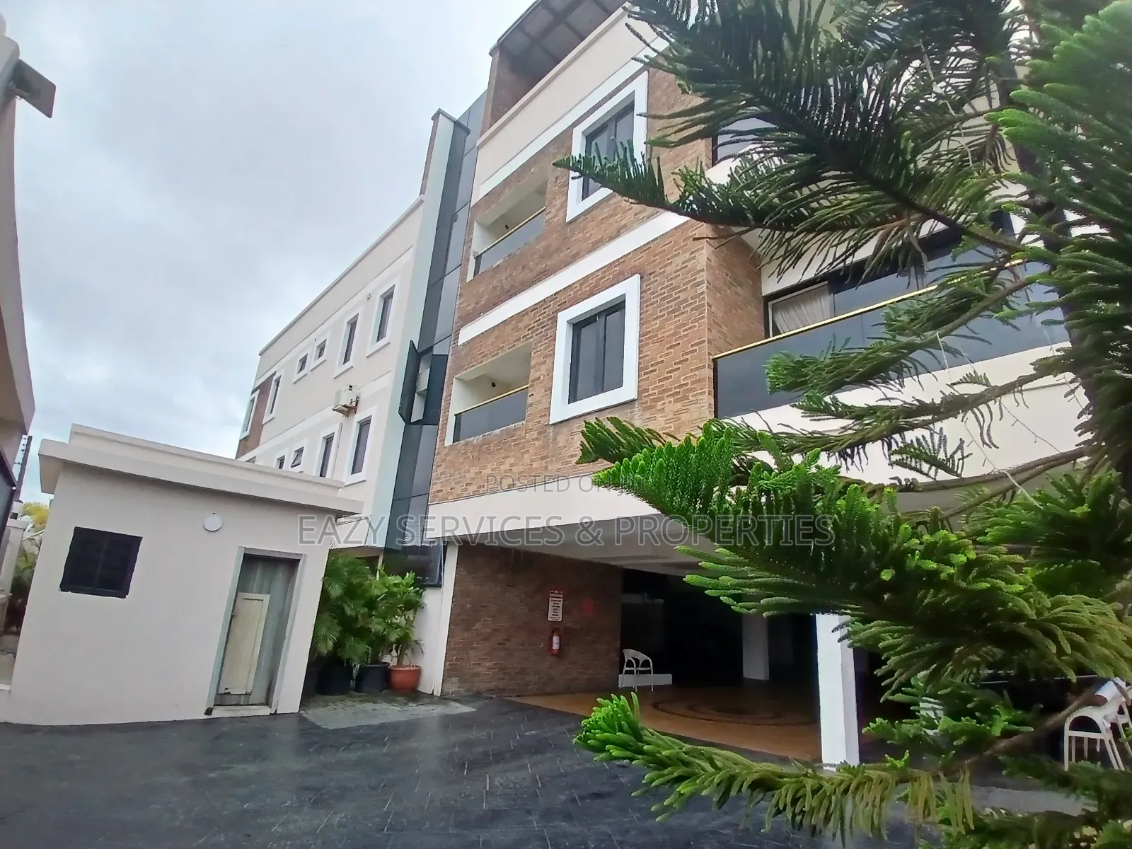 Furnished 2bdrm Block of Flats in Gated And Secured, Lekki Phase 1 in Lekki Phase 1