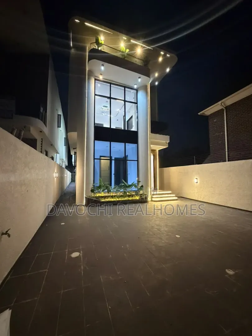 5bdrm Duplex in Chevron for sale in Chevron