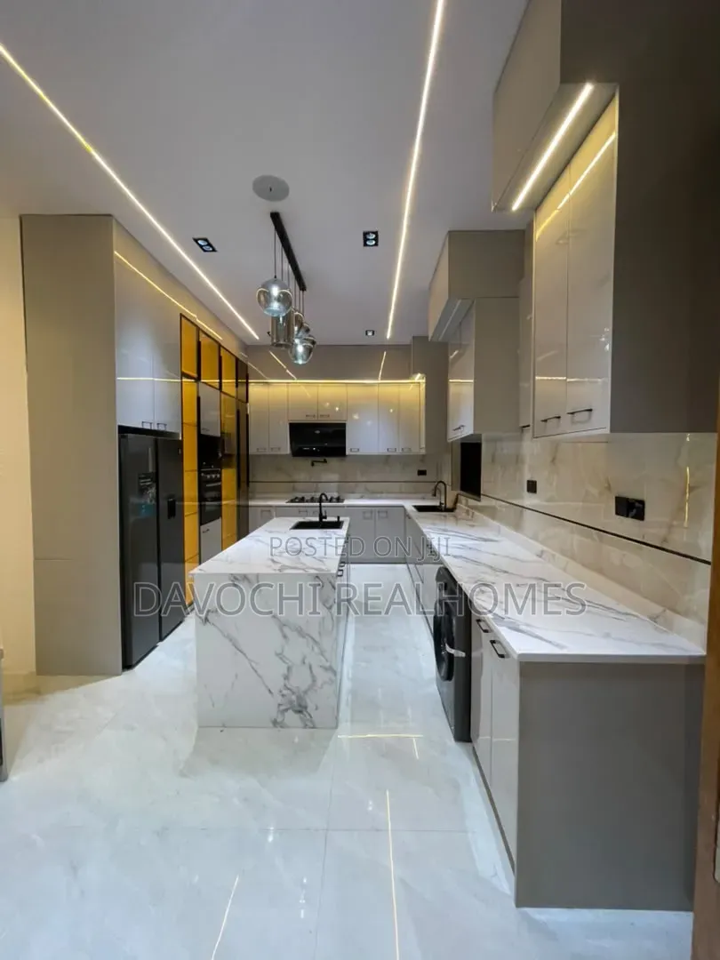 5bdrm Duplex in Chevron for sale in Chevron
