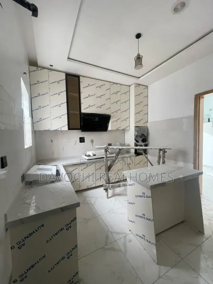 5bdrm Duplex in Ikota for sale in Ikota