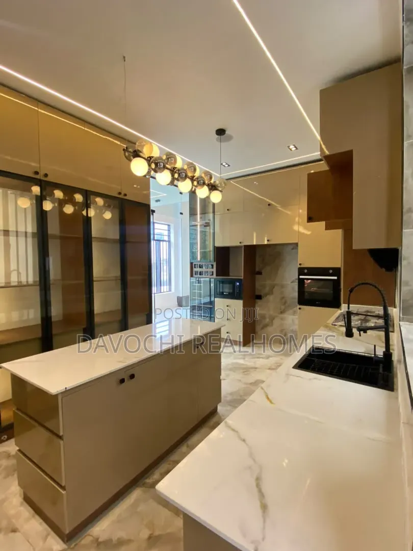 5bdrm Duplex in Chevron for sale in Chevron