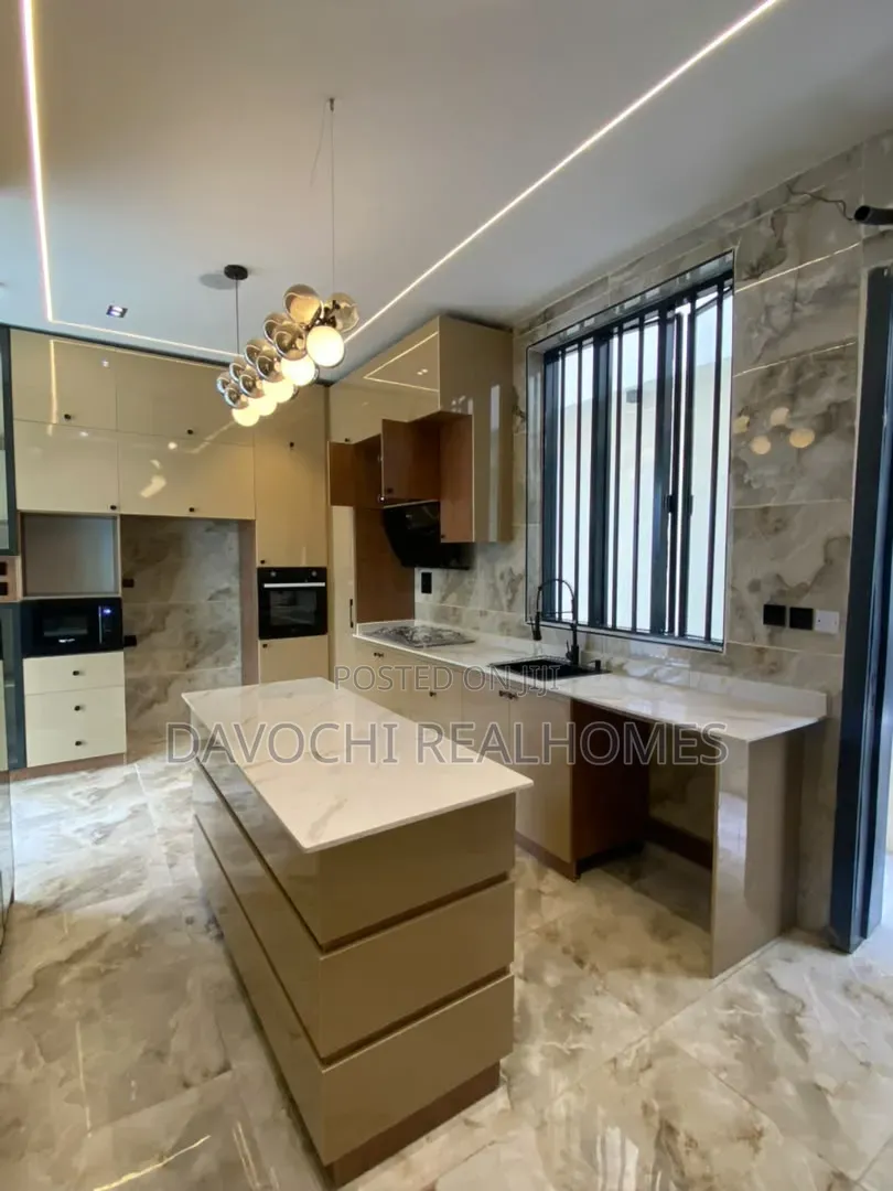 5bdrm Duplex in Chevron for sale in Chevron