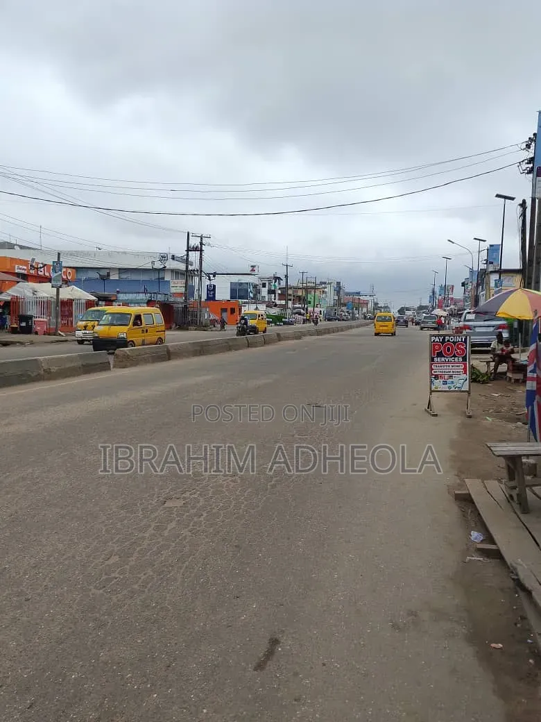 A Demolishable Structure Facing the Major Road in Egbeda