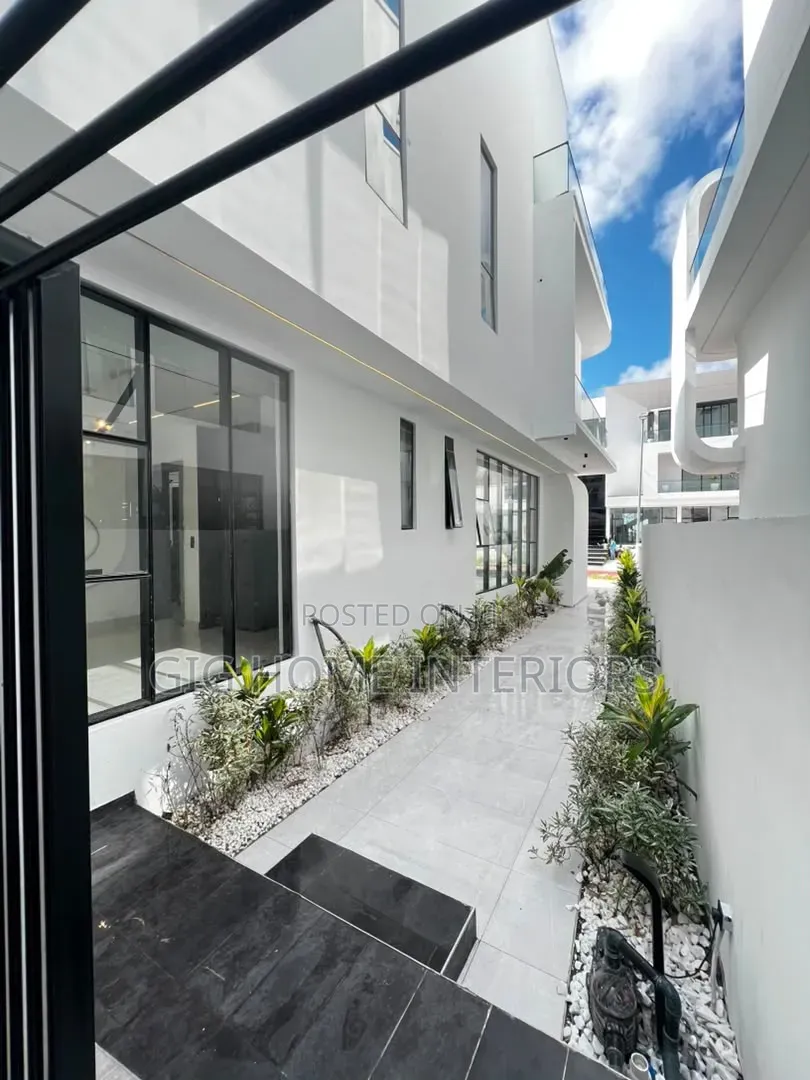 5bdrm Duplex in Osapa London for sale in Osapa london