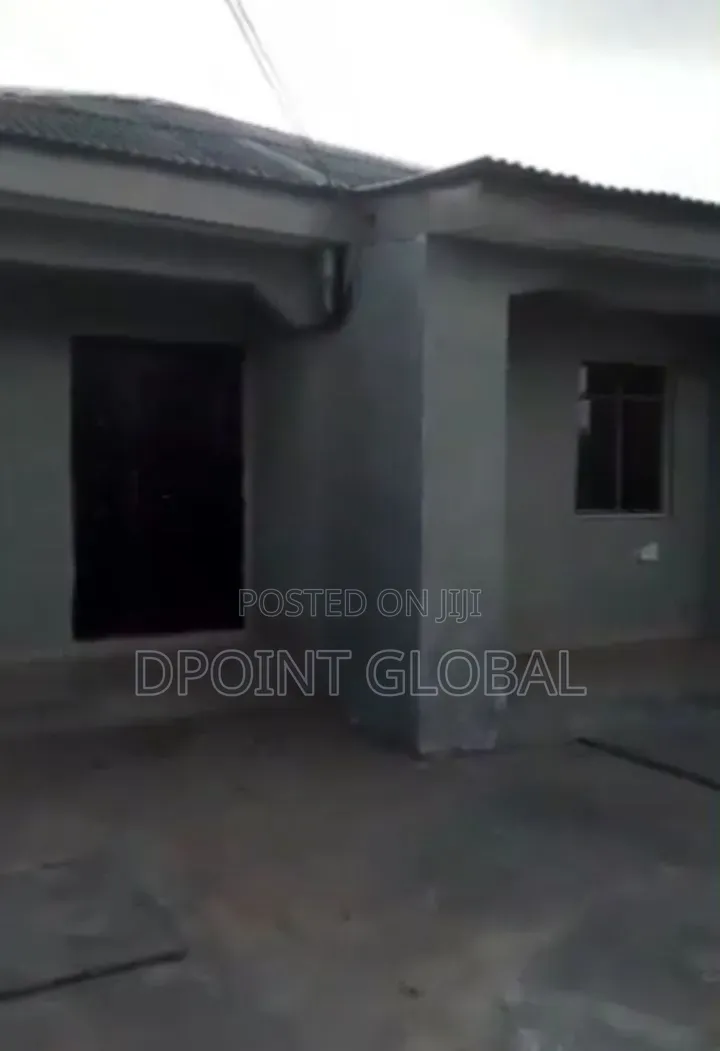 3bdrm Bungalow in Not Estate, Baruwa for sale in Baruwa
