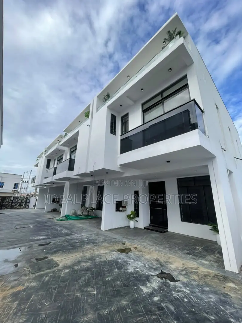 3bdrm Duplex in Ikota for sale in Ikota