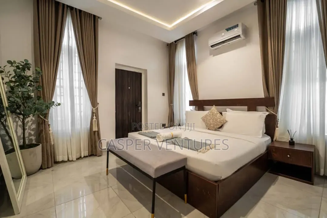 Colorful Sparkling 1bed With Ps5 in Ologolo