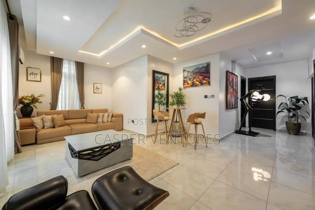 Colorful Sparkling 1bed With Ps5 in Ologolo