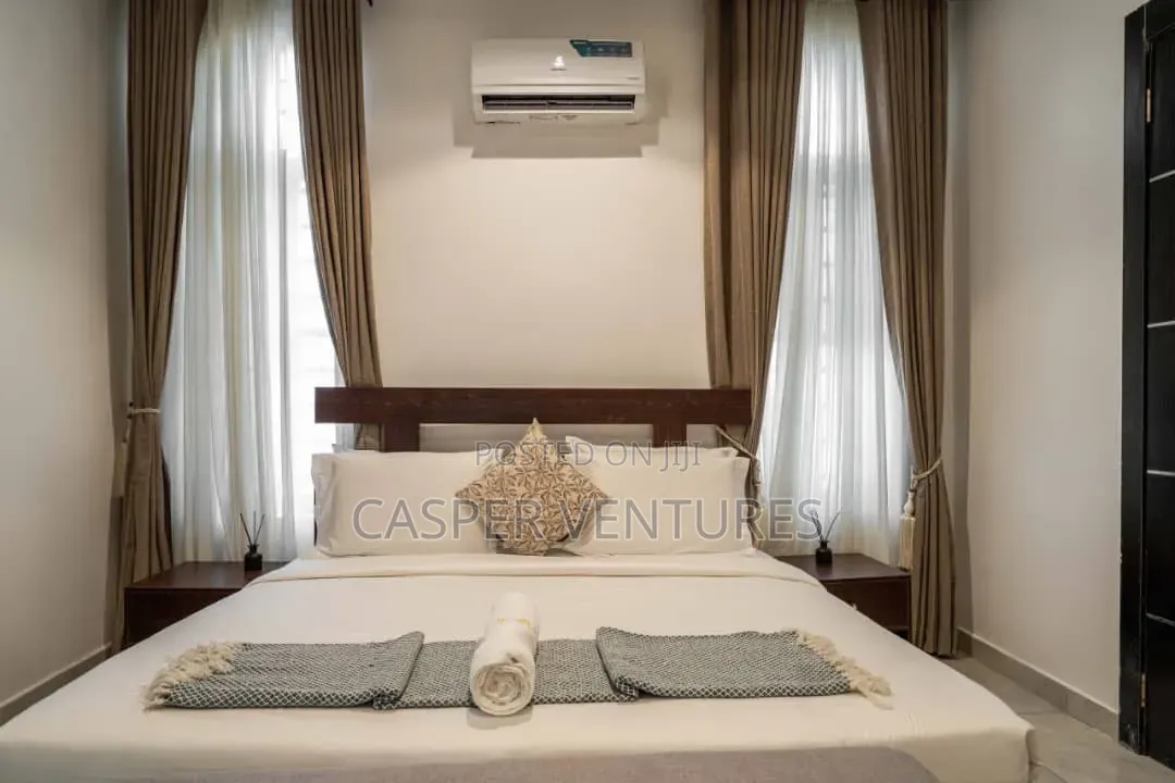 Colorful Sparkling 1bed With Ps5 in Ologolo