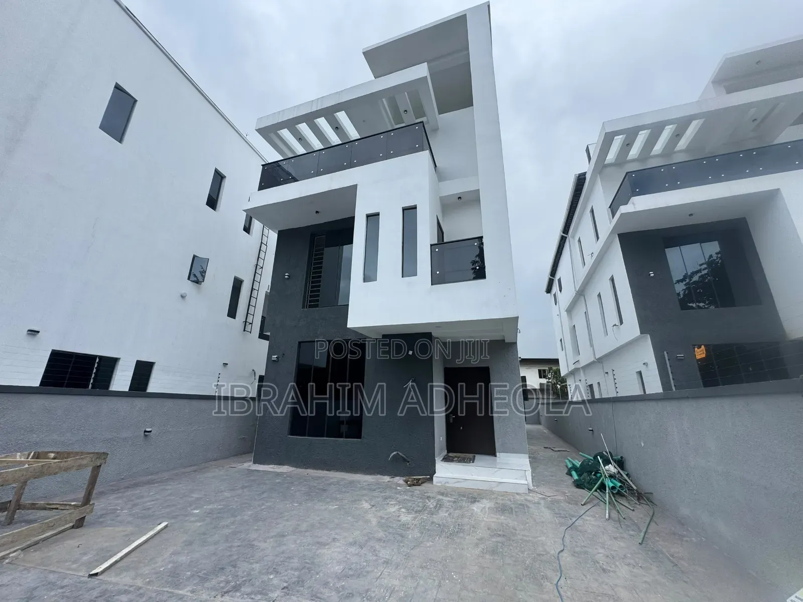5bdrm Duplex in Adeniyi Jones for sale in Adeniyi Jones