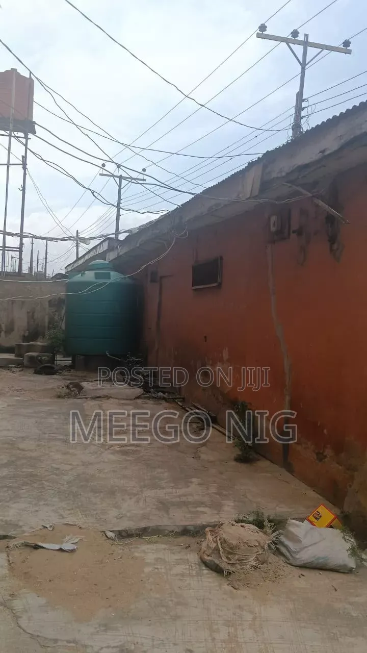 18bdrm Block of Flats in Ejigbo Idimu Road for sale in Ejigbo / Ejigbo