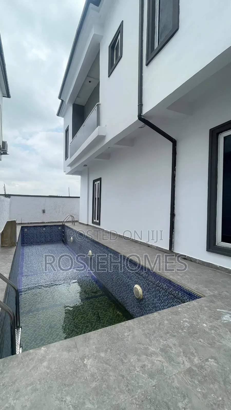 5bdrm Duplex in Chevron for sale in Chevron
