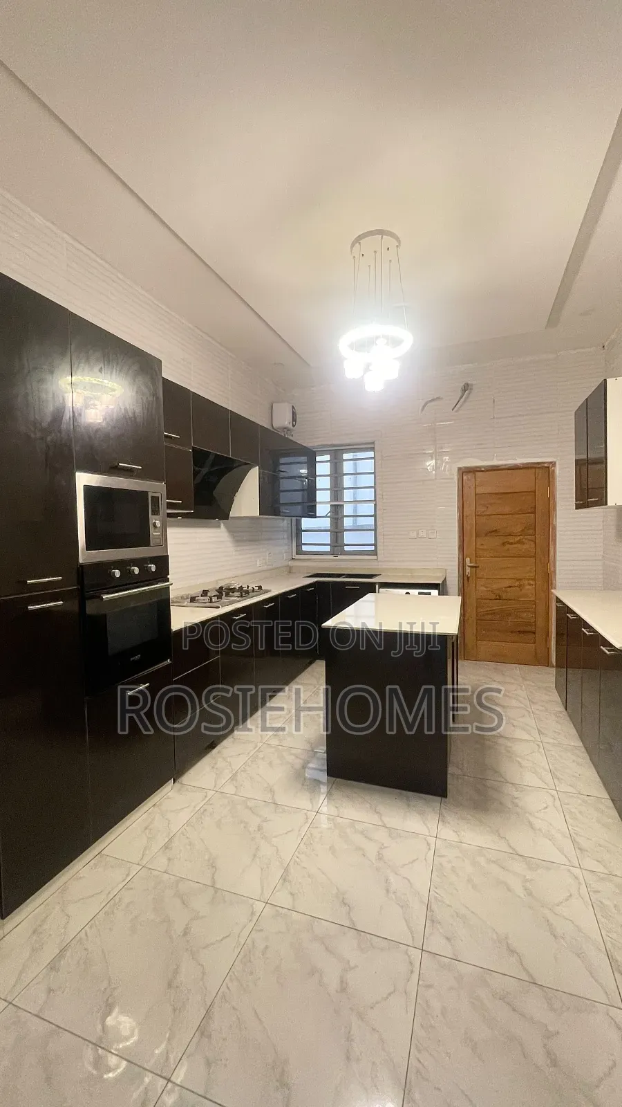 5bdrm Duplex in Chevron for sale in Chevron