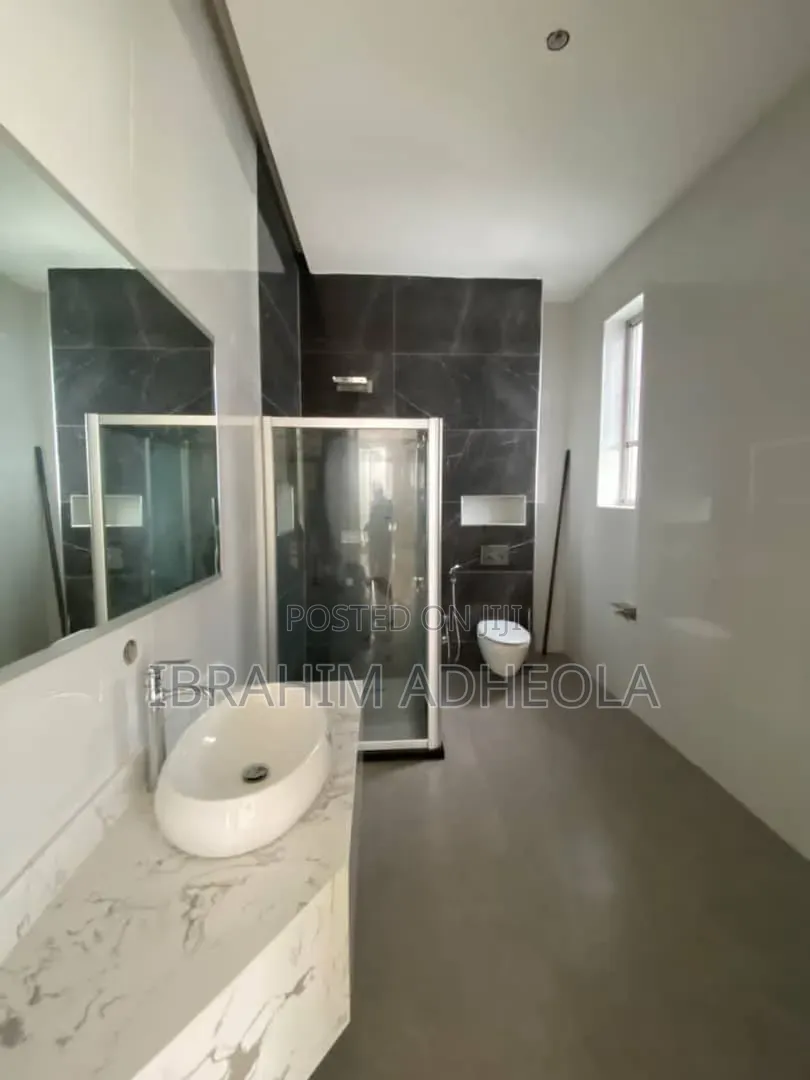 5bdrm Duplex in Banana Island for sale in Banana Island