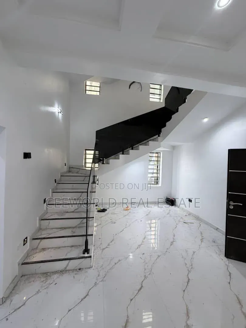 5bdrm Duplex in Old Bodija for sale in Bodija