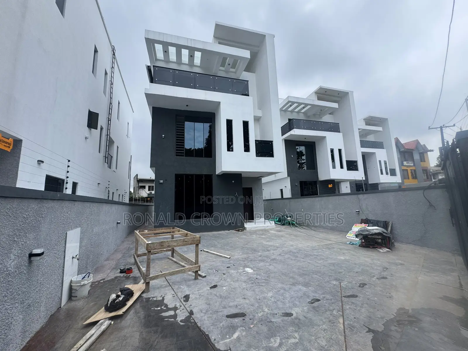 5bdrm Duplex in Adeniyi Jones for sale in Adeniyi Jones