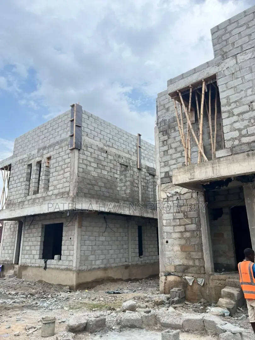 5bdrm Duplex in Life Camp for sale in Life Camp