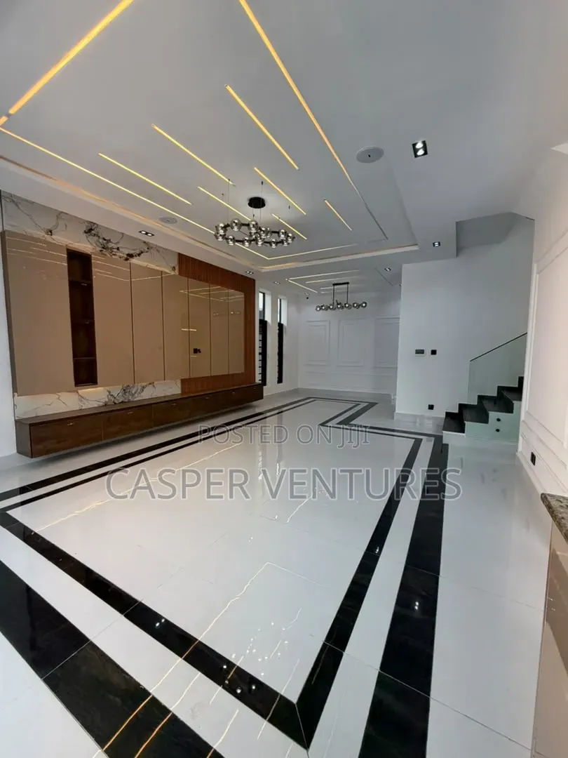 5bdrm Duplex in Chevron for sale in Chevron