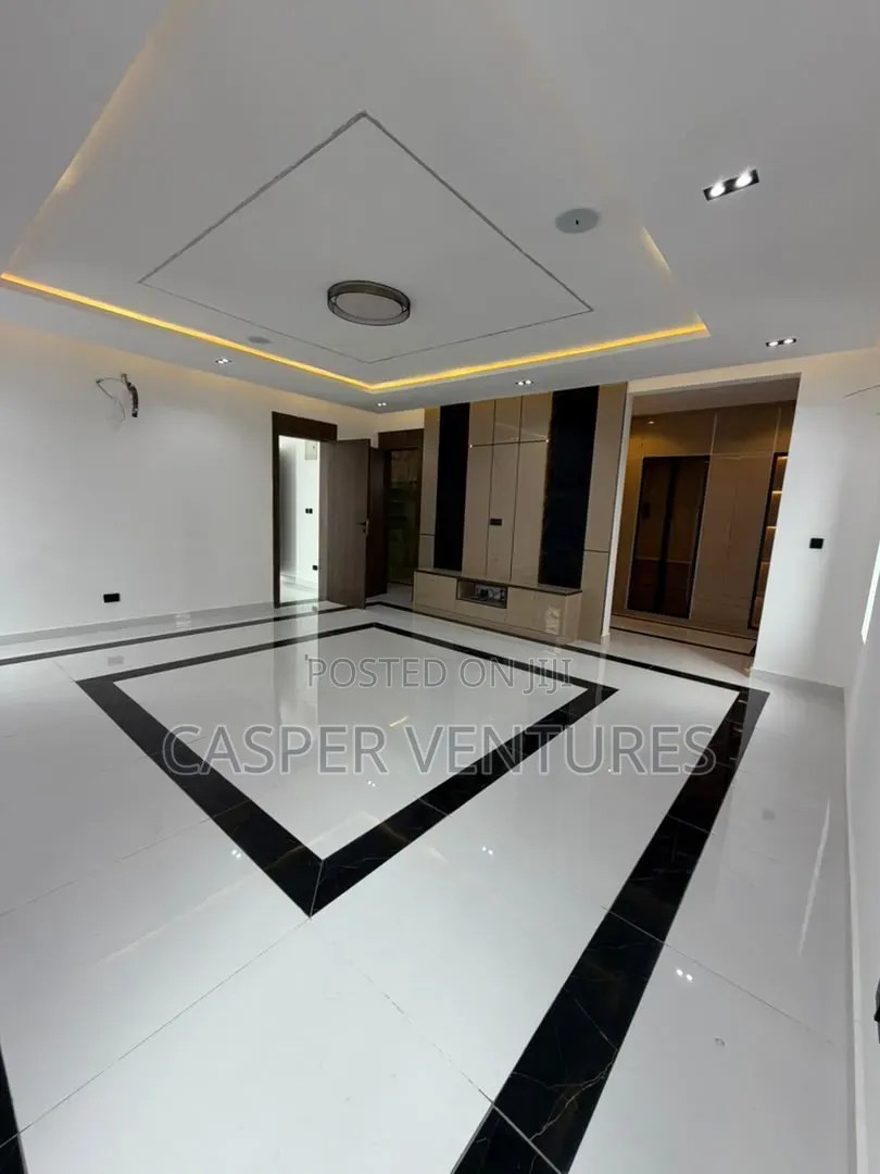 5bdrm Duplex in Chevron for sale in Chevron