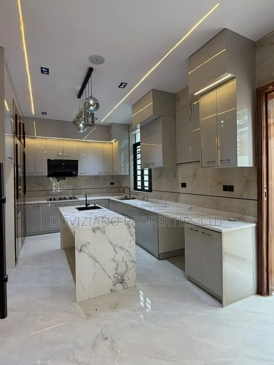5bdrm Duplex in Chevron for sale in Chevron