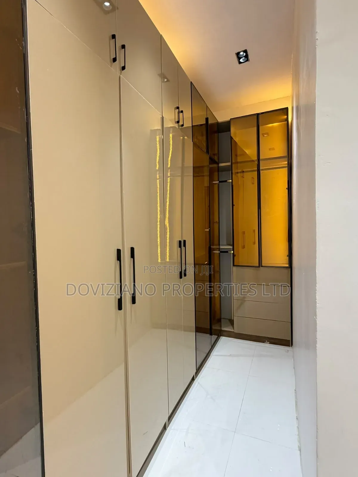 5bdrm Duplex in Chevron for sale in Chevron
