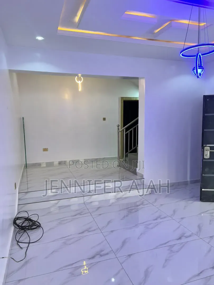 5bdrm Duplex in In Main Guzape for sale in Guzape District