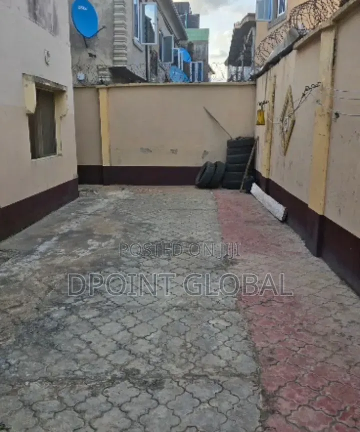 11bdrm Duplex in In Estate, Ejigbo / Ejigbo for sale in Ejigbo / Ejigbo