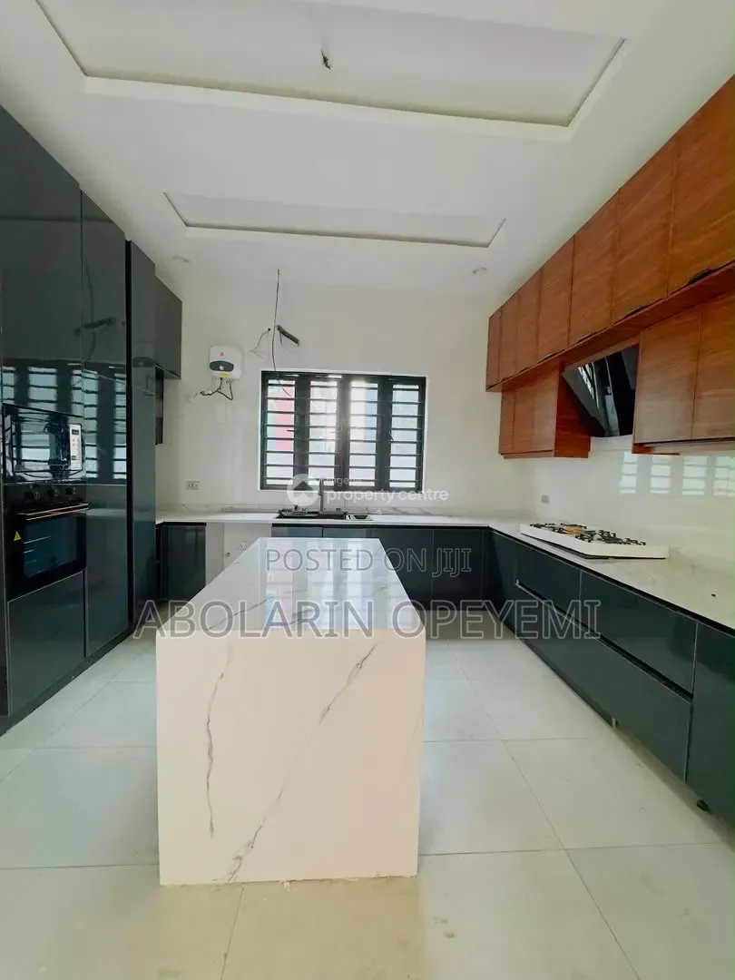 5bdrm Duplex in Gra Magodo Phase 1 for sale in Magodo