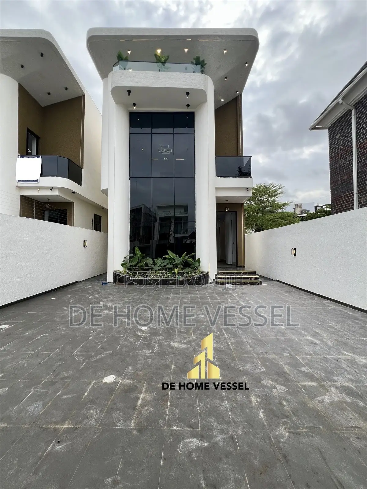 5bdrm Duplex in Chevron for sale in Chevron