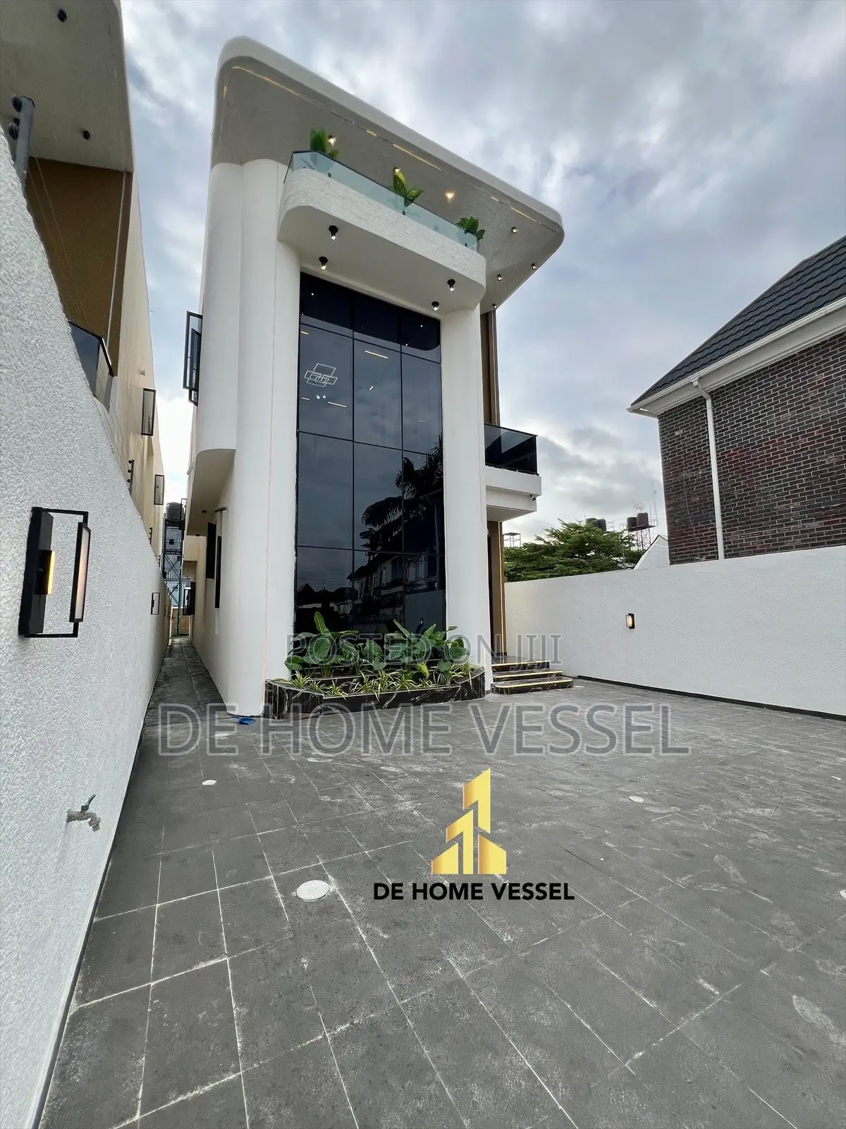 5bdrm Duplex in Chevron for sale in Chevron