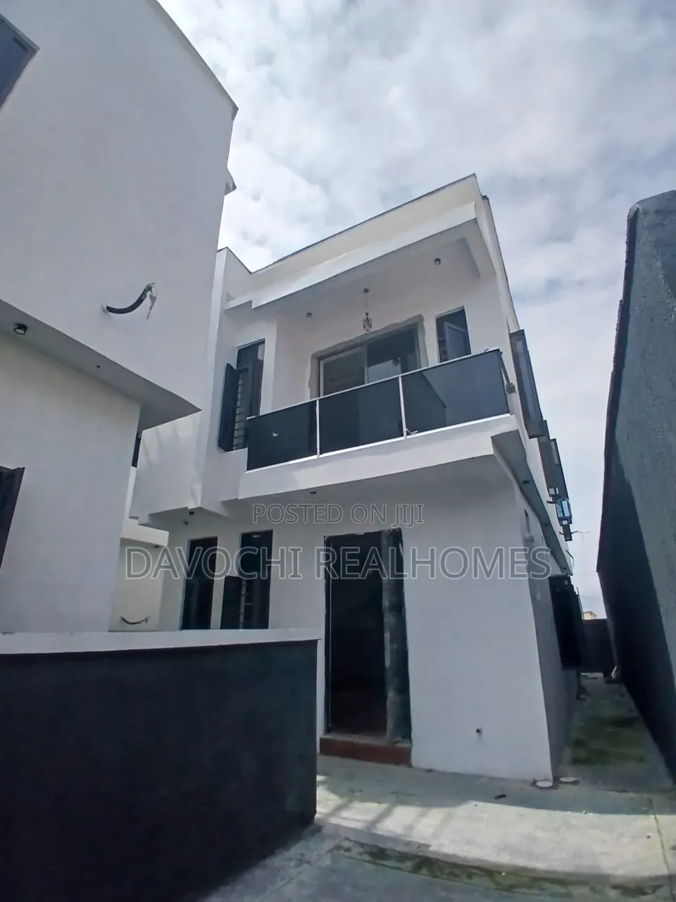 4bdrm Duplex in Chevron for sale in Chevron