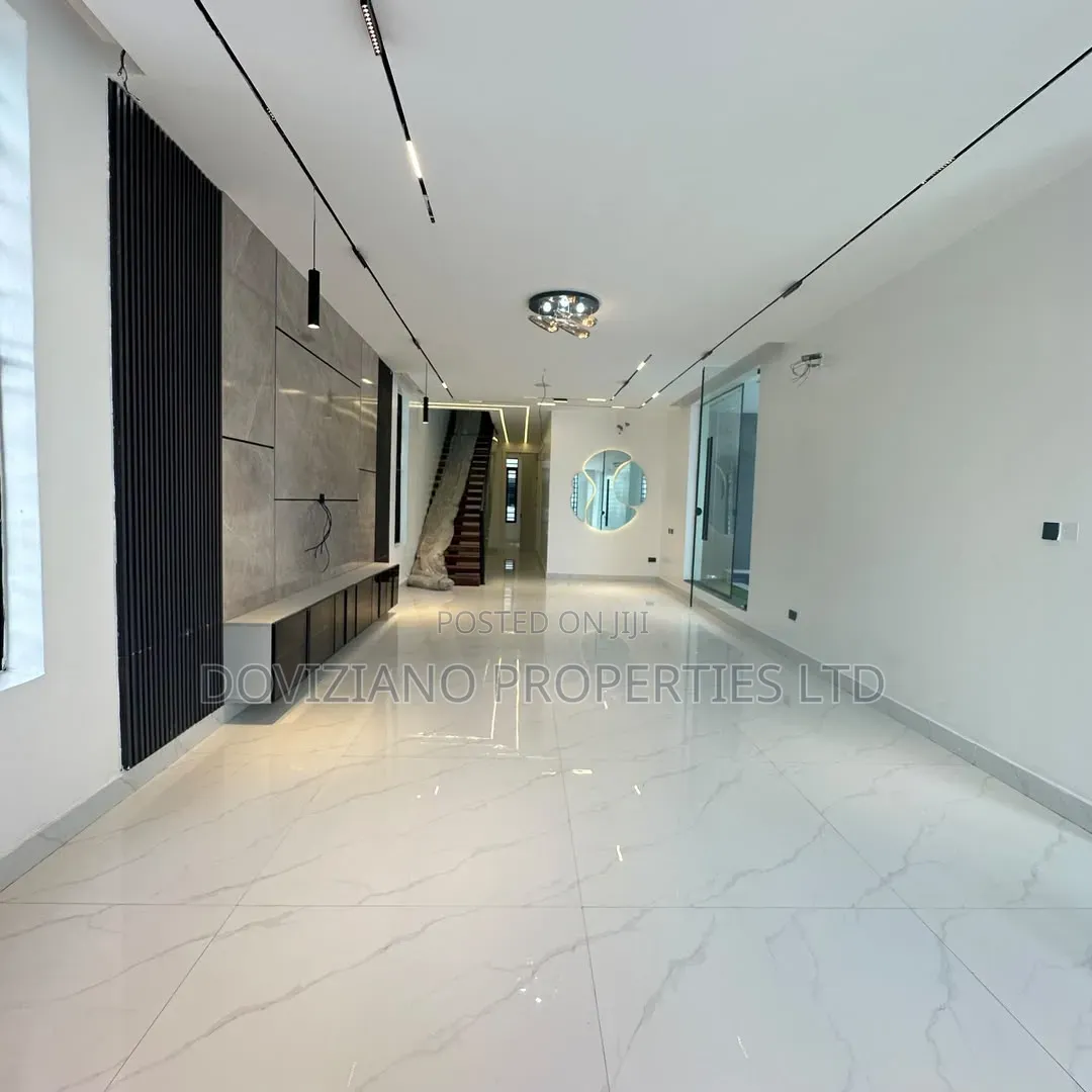 5bdrm Duplex in Lekki Phase 1 for sale in Lekki Phase 1
