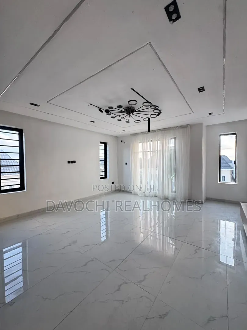 5bdrm Duplex in Ikota for sale in Ikota