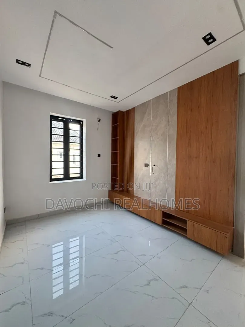 5bdrm Duplex in Ikota for sale in Ikota